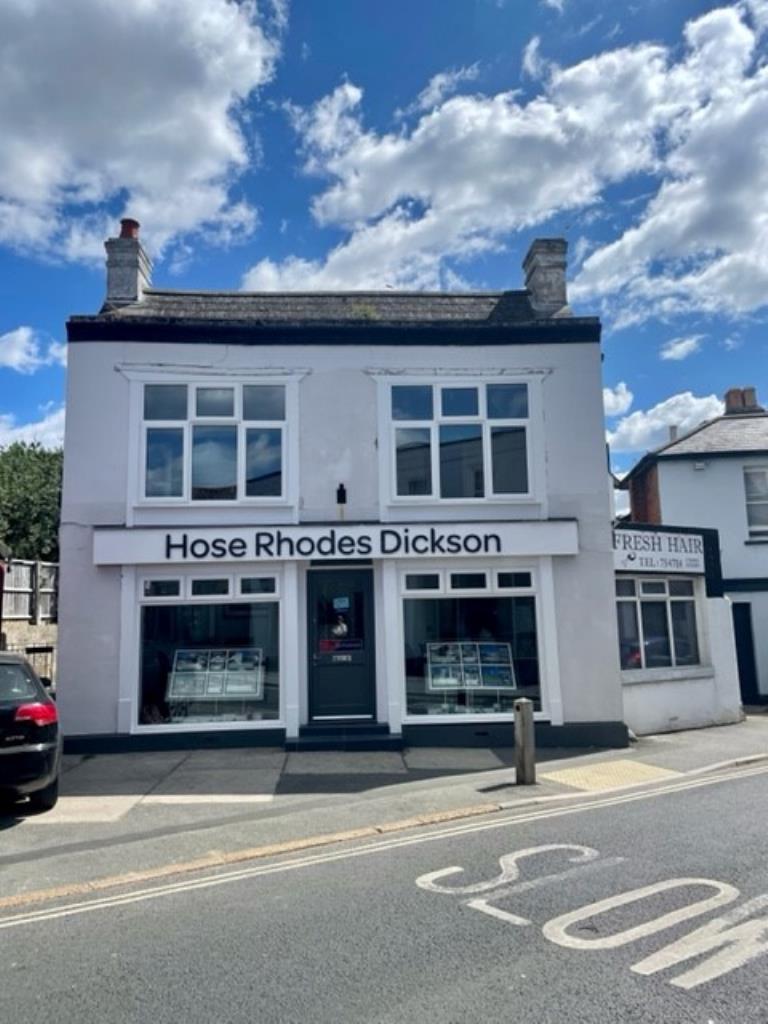 Lot: 108 - TOWN CENTRE FREEHOLD BUILDING COMPRISING TWO COMMERCIAL UNITS AND A LARGE MAISONETTE ON A PLOT WITH FURTHER POTENTIAL -